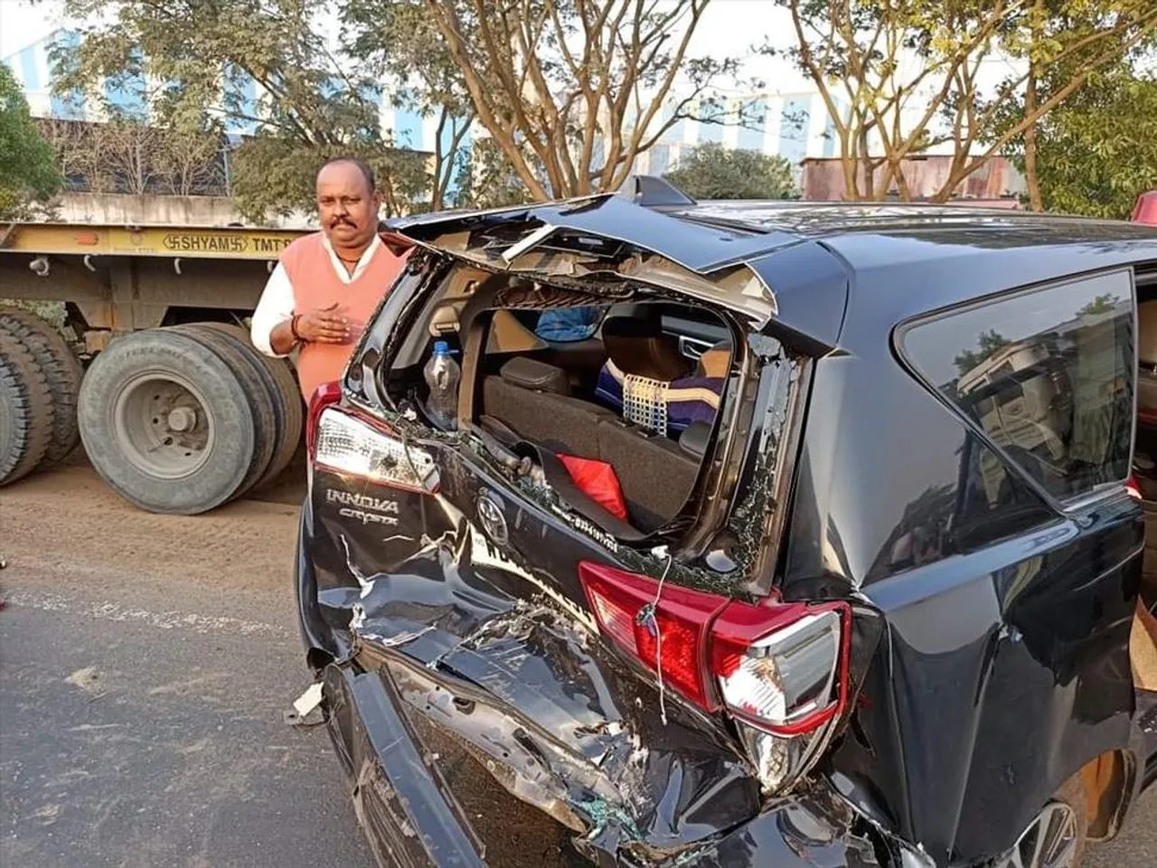 পথ দুর্ঘটনার কবলে মন্ত্রী হুমায়ুন কবীরের স্ত্রী;  আহত আরো ২