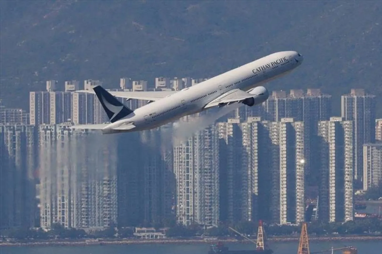 বিভ্রাট সামলে হংকংয়ে চালু হল বিমান পরিষেবা