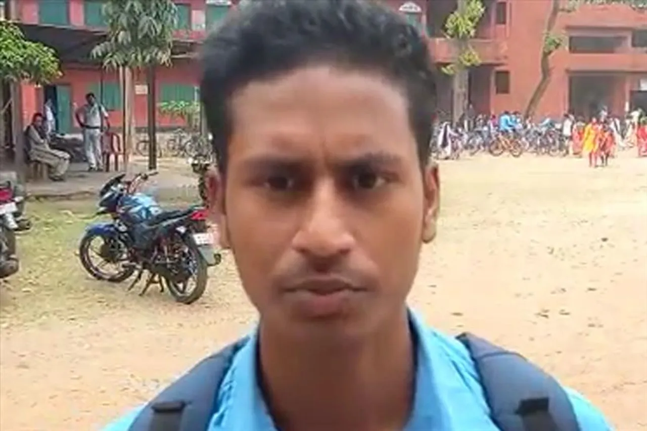 অফলাইন পরীক্ষা নিয়ে বক্তব্য রাখলেন ছাত্র