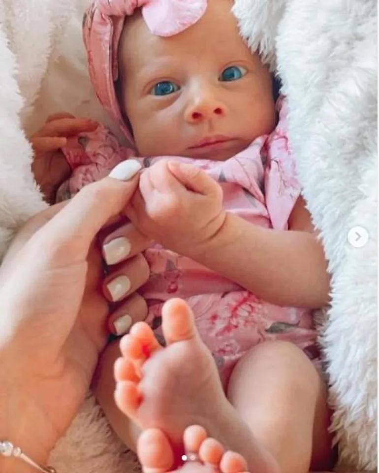 স্টেসি সলোমন নিজের ভক্তদের হৃদয় গলিয়ে দিলেন নিজের মেয়ের ছবি দিয়ে