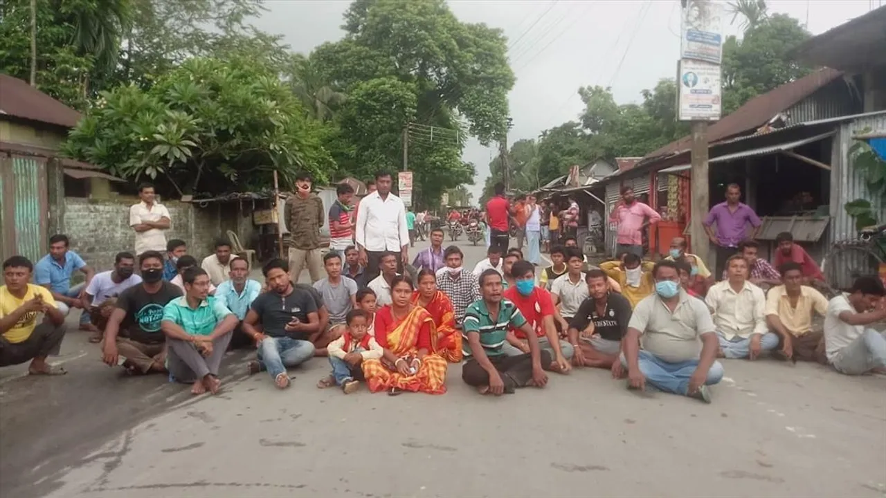 চাষের জমিতে তৃণমূলের ঝান্ডা পুঁতে পাঁচ লক্ষ টাকা চাওয়ার অভিযোগ
