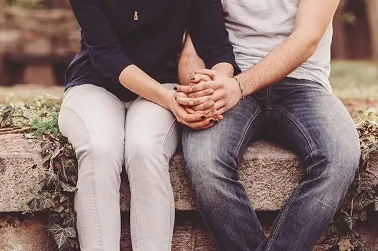 হাত ধরার ভঙ্গিমাতেই প্রকাশ ব্যক্তিত্ব