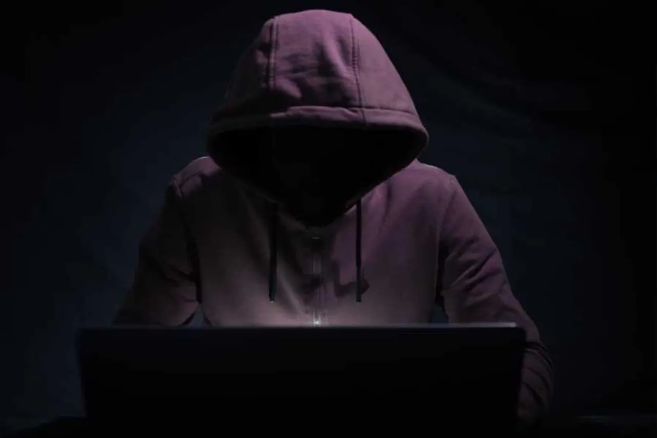 ফোন হ্যাক হওয়ার পর প্রায় ১ কোটি টাকা খোয়ালেন ব্যবসায়ী