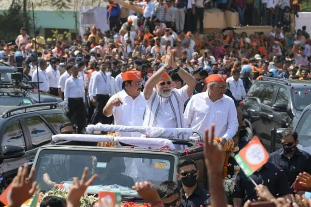 Video: প্রধানমন্ত্রীর কনভয়ে পুষ্পবর্ষণ