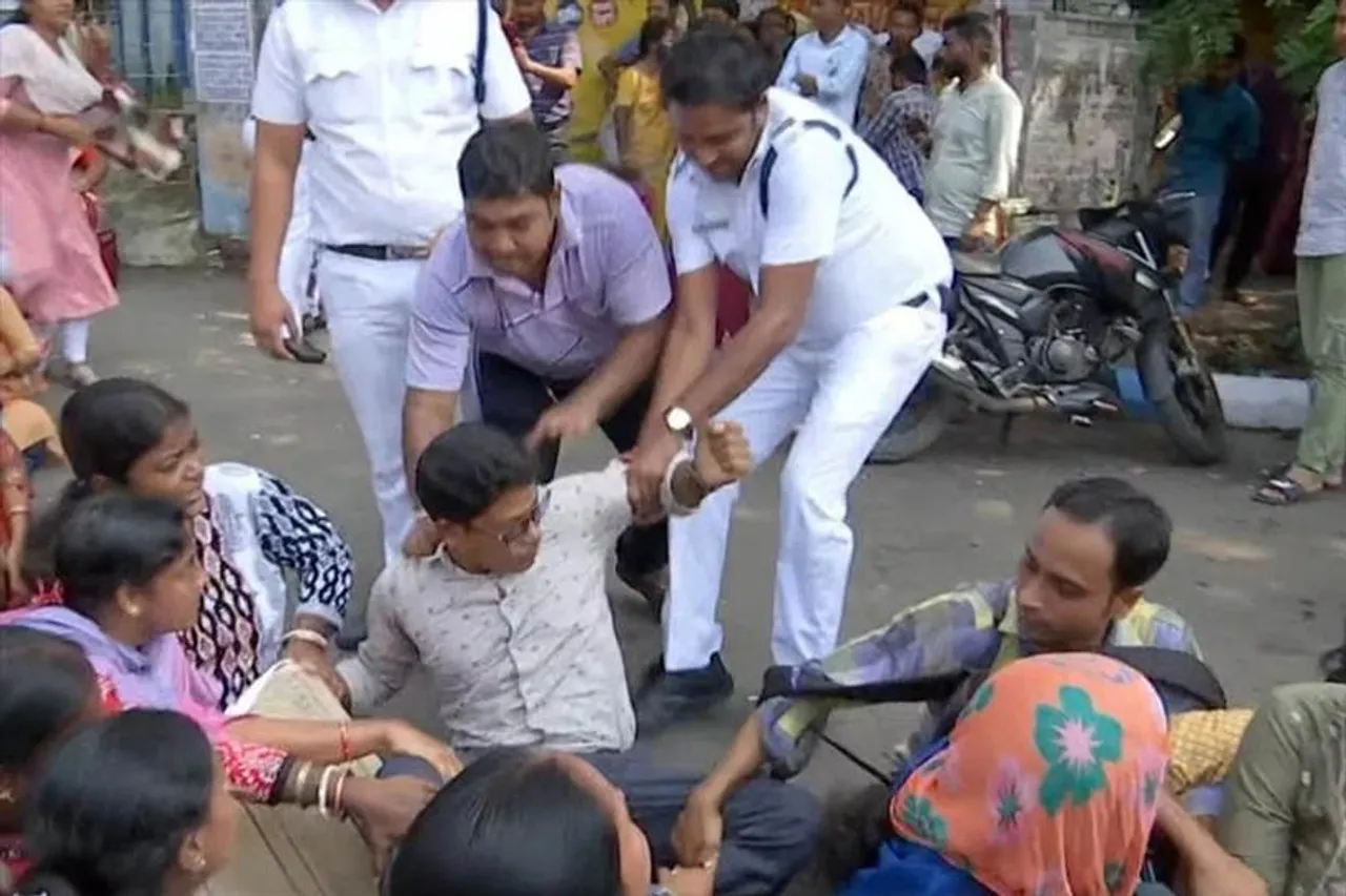 আজ ফের বিক্ষোভ দেখালেন আপার প্রাইমারি চাকরিপ্রার্থীদের একাংশ