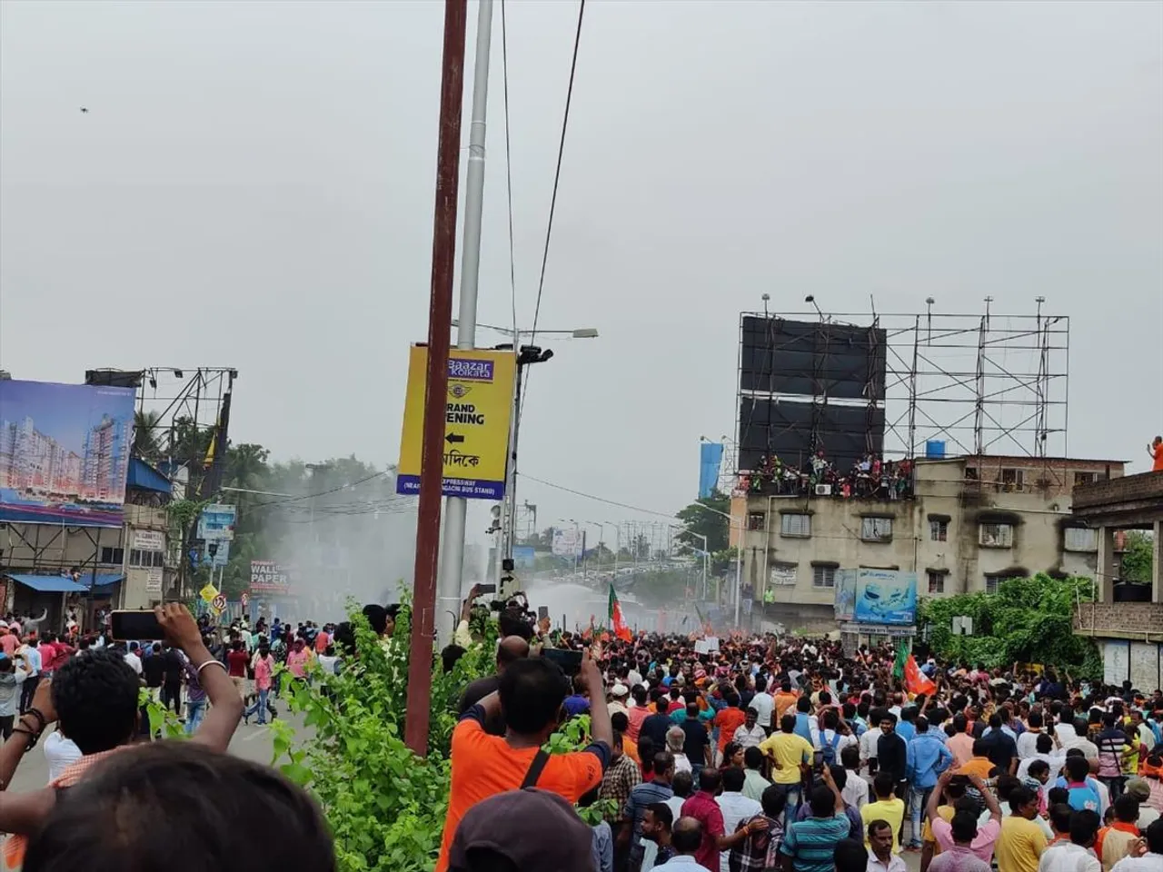 বিজেপি কর্মী-সমর্থকদের রুখতে জলকামানের ব্যবহার পুলিশের