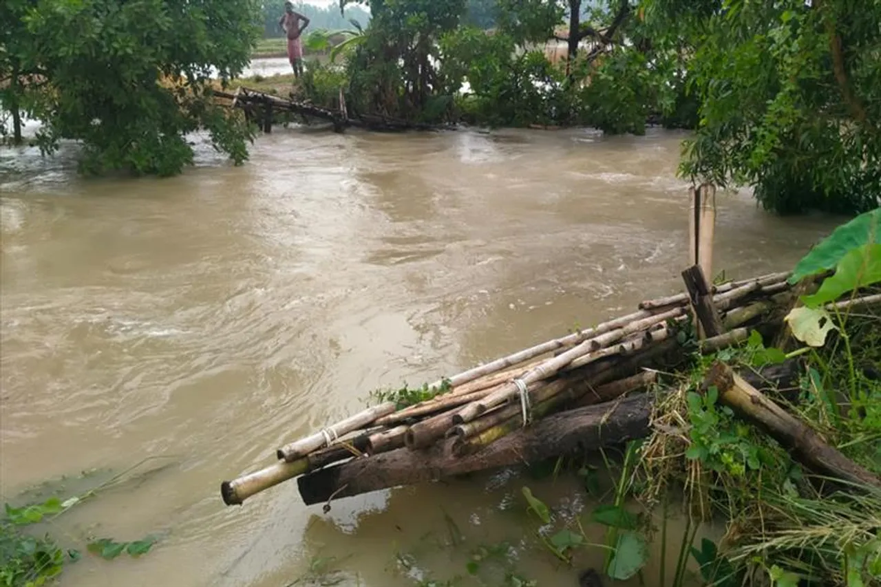 জলের তোড়ে বাঁশের সাঁকো ভেঙে বিপত্তি