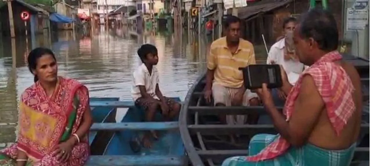 রেডিওতে মহালয়া শুনলেন ঘাটালের বানভাসি মানুষ