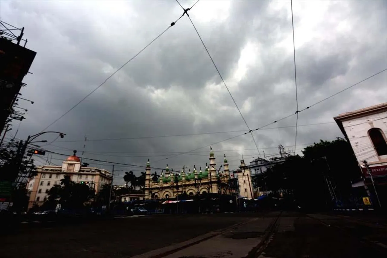 মেঘমুক্ত আকাশ কলকাতায়