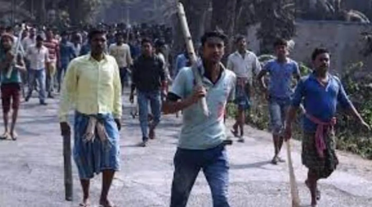 গ্রামে বিদ্যুৎ না থাকায় রাস্তা অবরোধ করে বিক্ষোভ হবিবপুরে