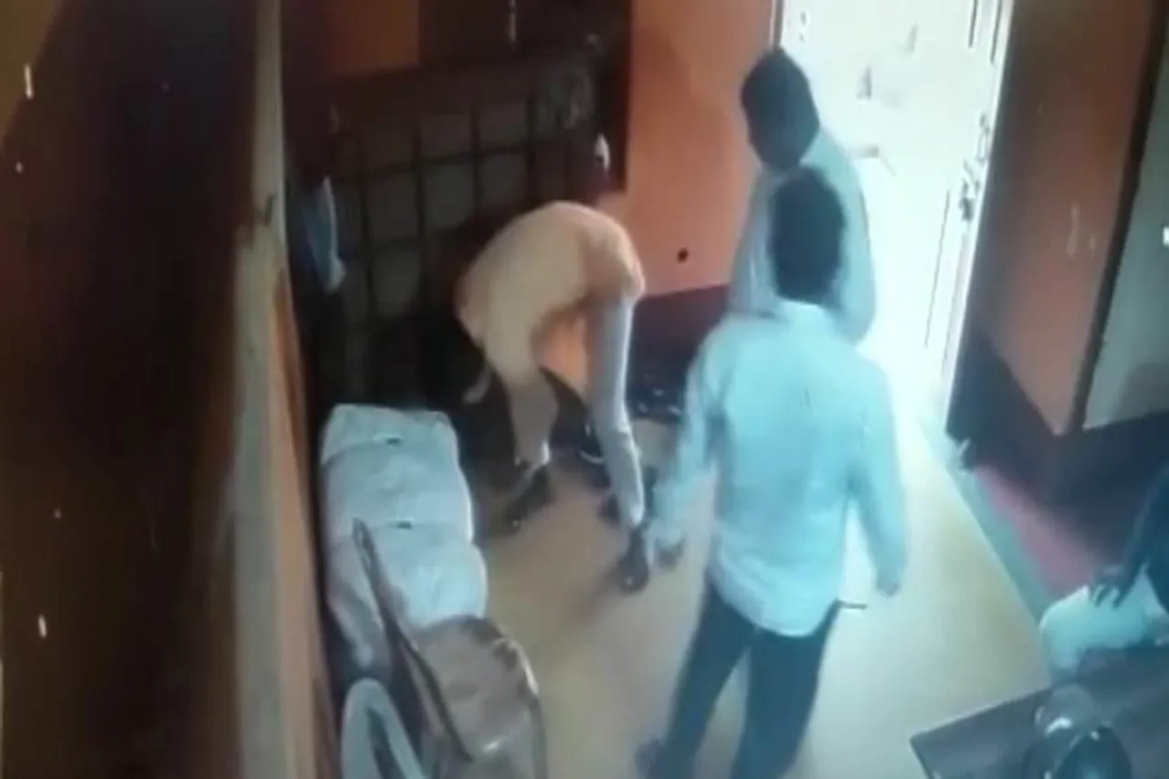 প্রকাশ্যে বিজেপির গোষ্ঠী কোন্দল, মেদিনীপুর সদর বিজেপি কার্যালয়ে দুই বিজেপি নেতার হাতাহাতি