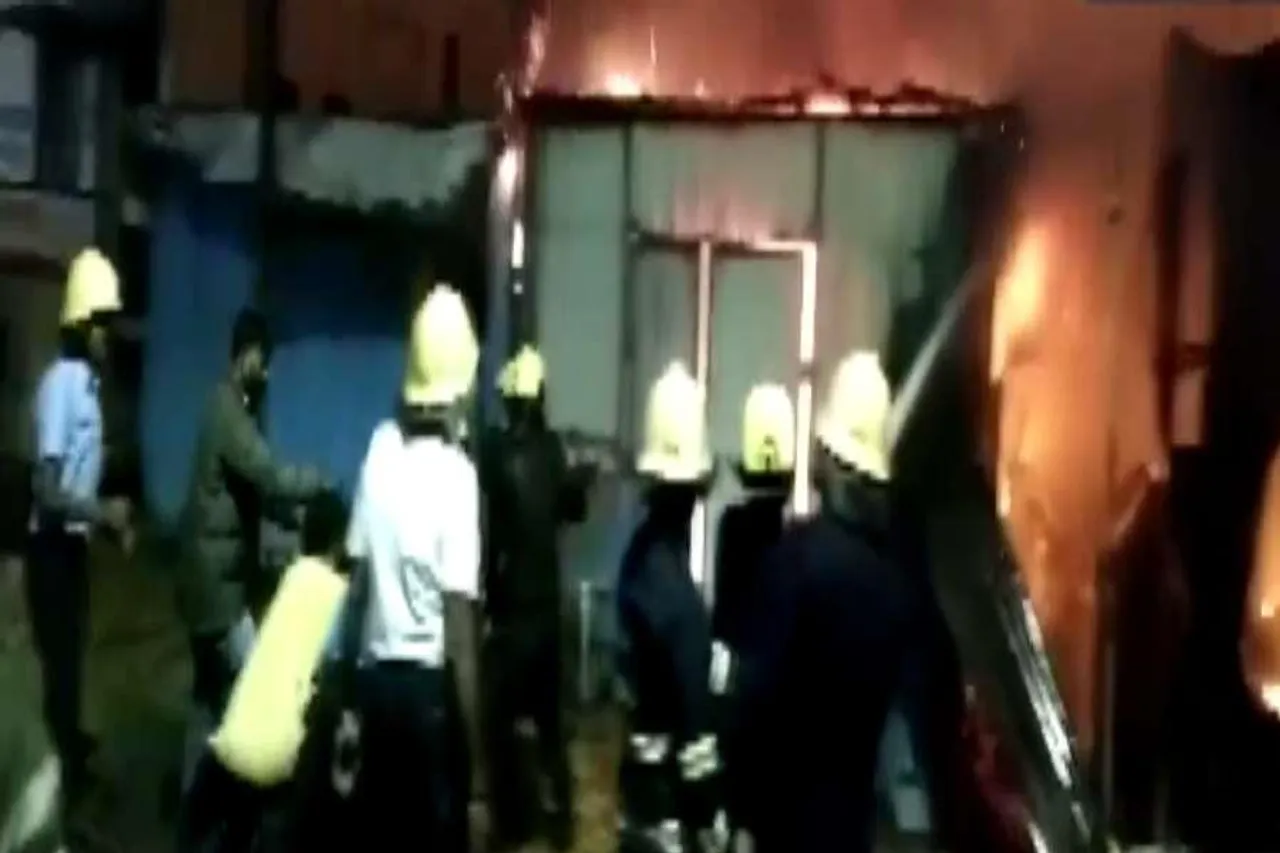 পুনের বস্তি এলাকায় আগুন