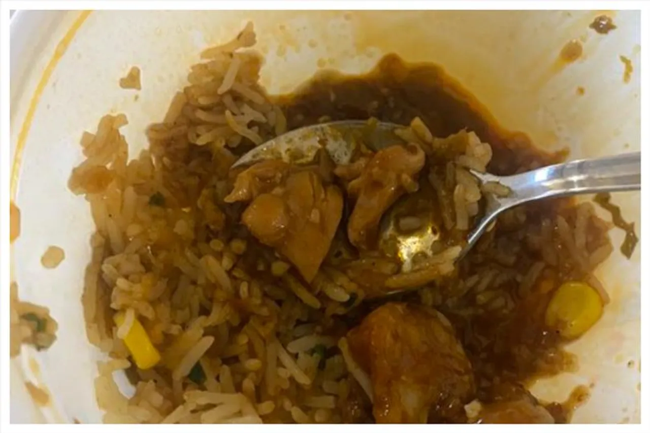 নিরামিষ খাবারে মিলল মাংসের টুকরো! অভিযোগ গীতিকারের