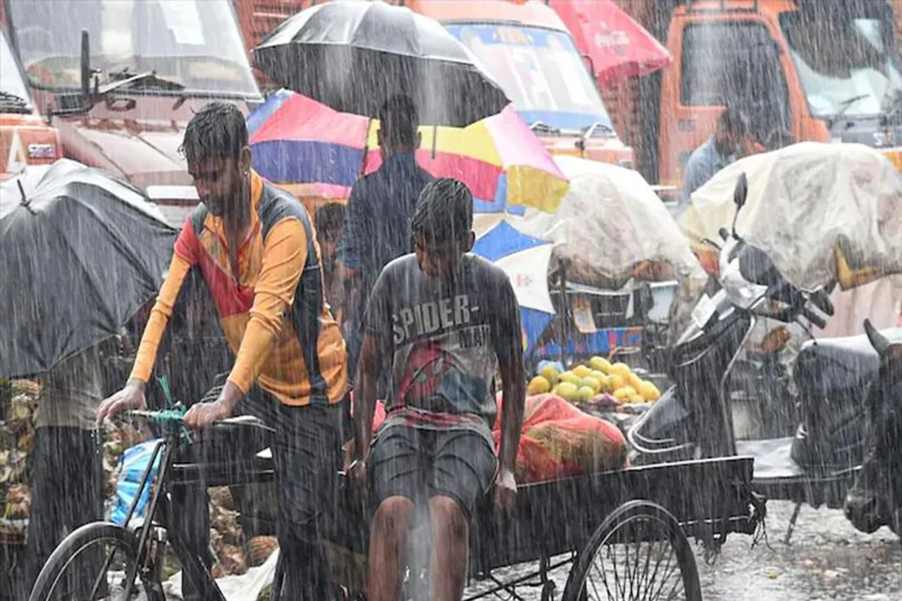 আরও ঘনাচ্ছে বর্ষার মেঘ