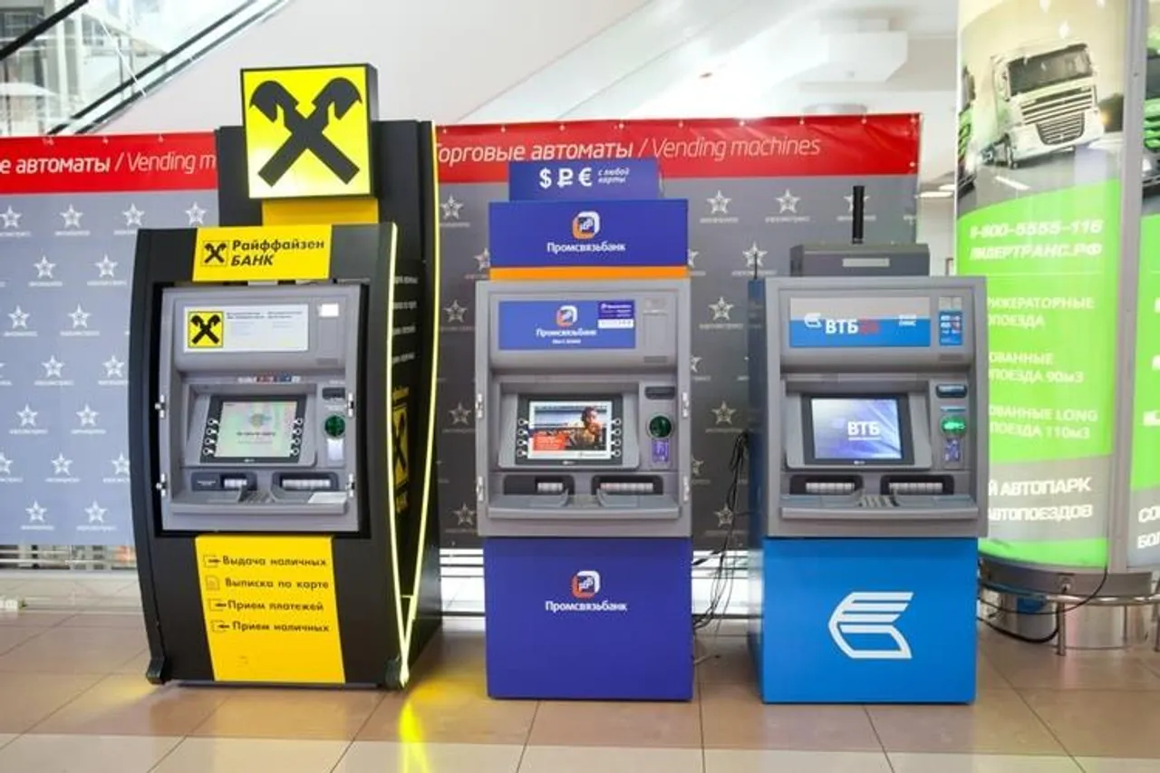 রাশিয়ার কেন্দ্রীয় ব্যাংক "ক্রমবর্ধমান চাহিদার" কারণে এটিএমগুলিতে নগদ টাকার সরবরাহ বাড়িয়েছে