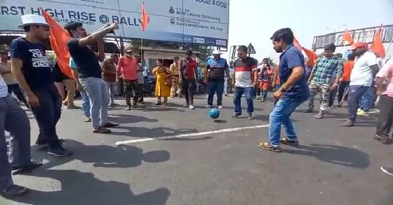 বালিতে রাস্তা অবরোধ করে ফুটবল খেলায় মাতলেন অবরোধকারীরা