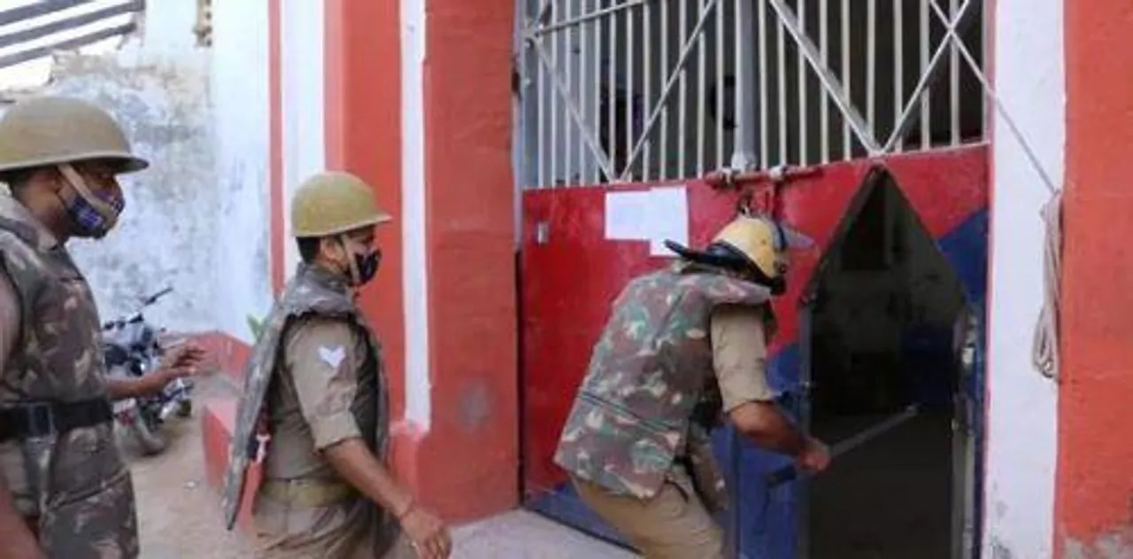 বাথরুমের জানালা ভেঙে চম্পট দিল ৩ বন্দি