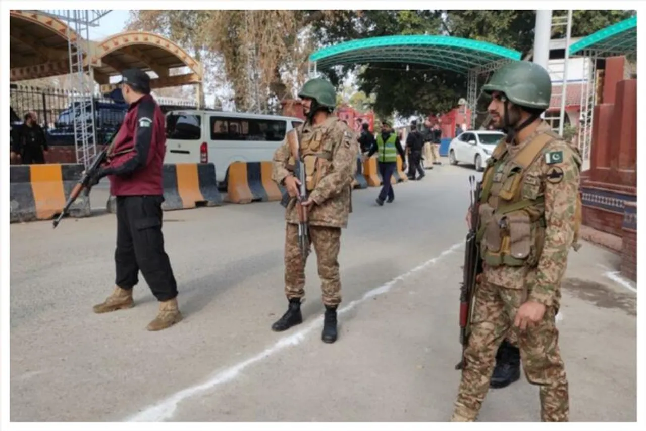 পাকিস্তানের পেশোয়ারে মসজিদে বিস্ফোরণ, নিহত ২৮