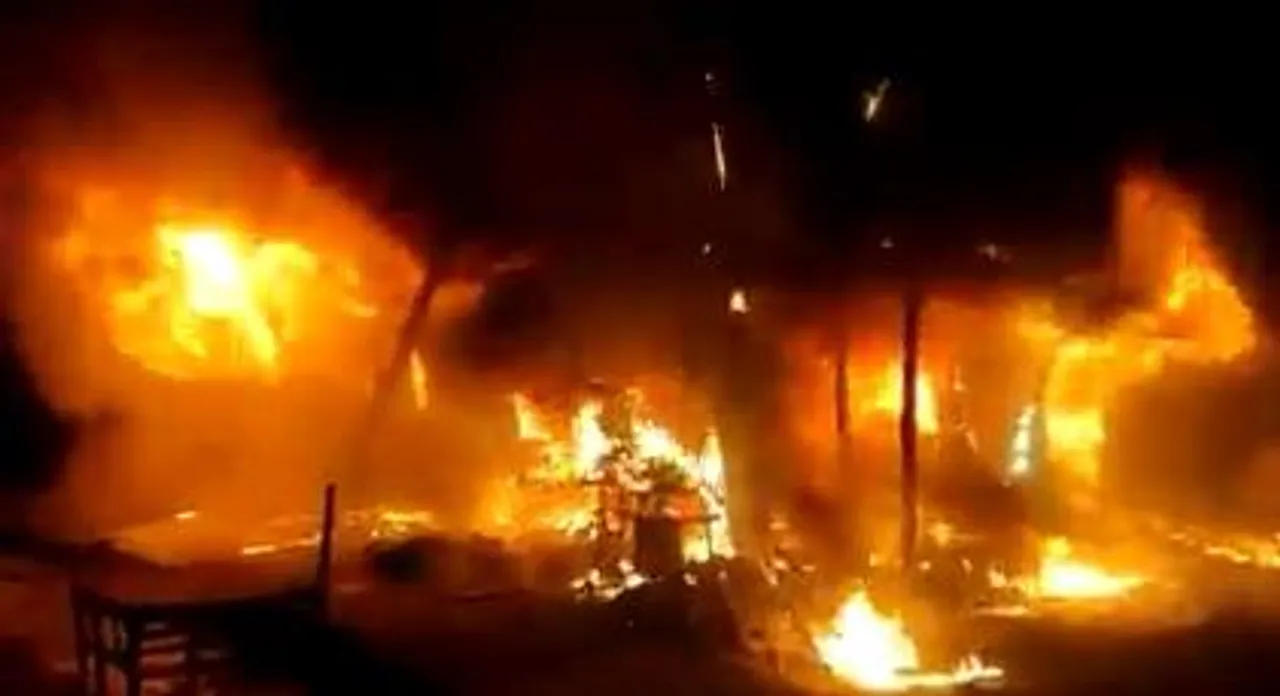 জুরাইনে জুতার কারখানায় আগুন