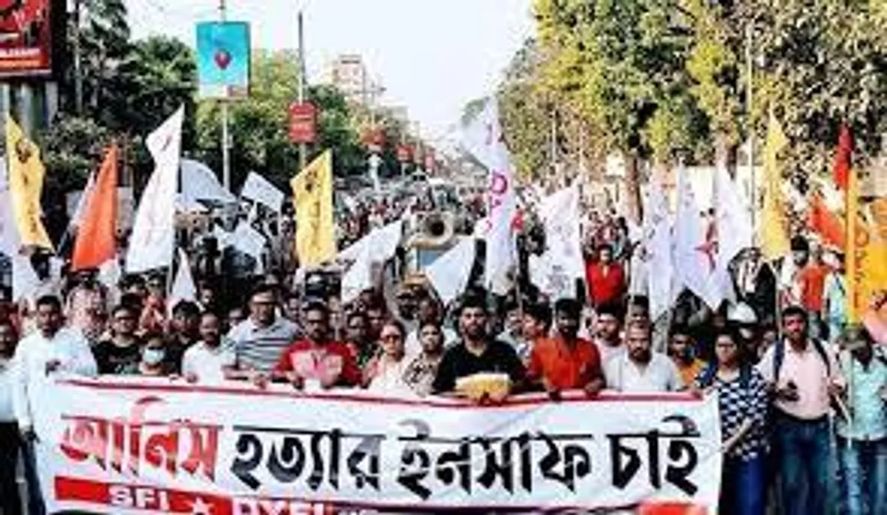 ‘ইনসাফ’ সমাবেশমুখী SFI-DYFI-এর সদস্যরা