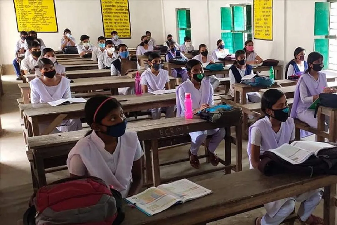 খুলছে স্কুল, শনিবার থেকে শিক্ষকদের স্কুলে আসার নির্দেশ