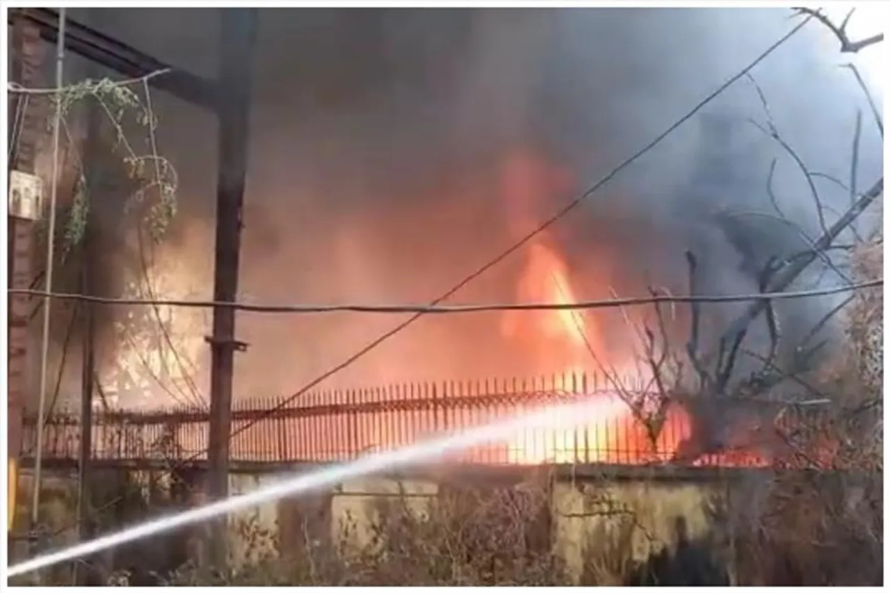 টেলিফোন এক্সচেঞ্জের পাশে আগুন, এলাকায় আতঙ্ক