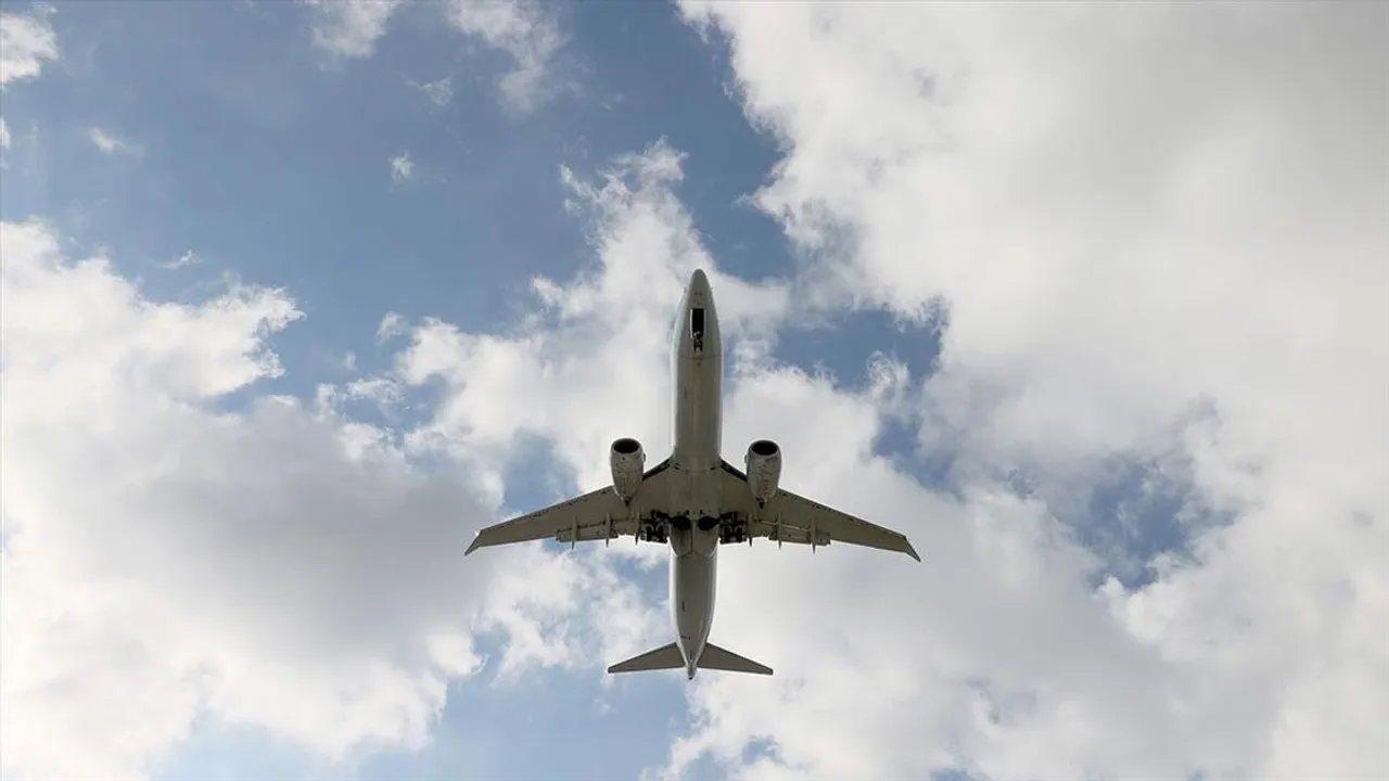 বিমানে জ্ঞান হারিয়ে পড়ে গেলেন মহিলা যাত্রী, তারপর?