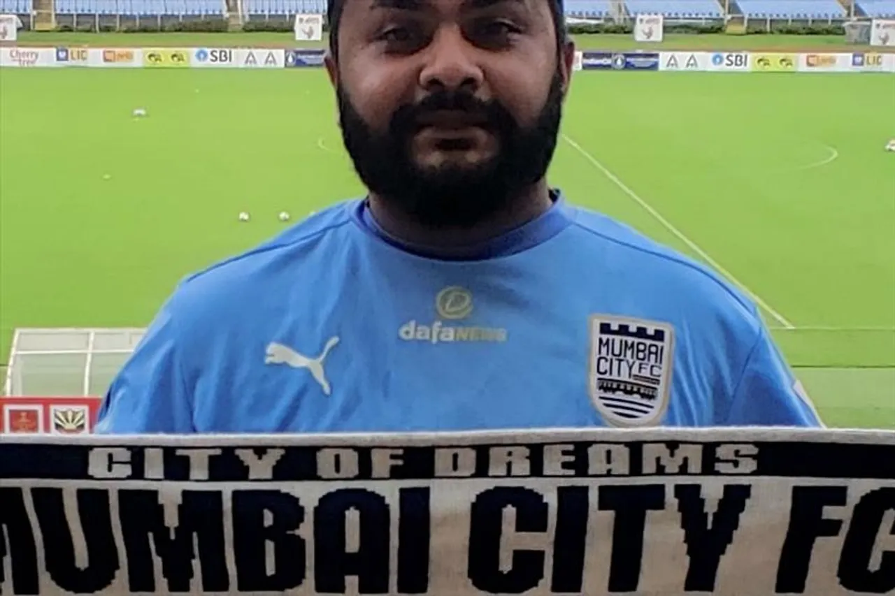 প্রিয় দলের খেলা দেখতে কলকাতায় এলেন সমর্থক