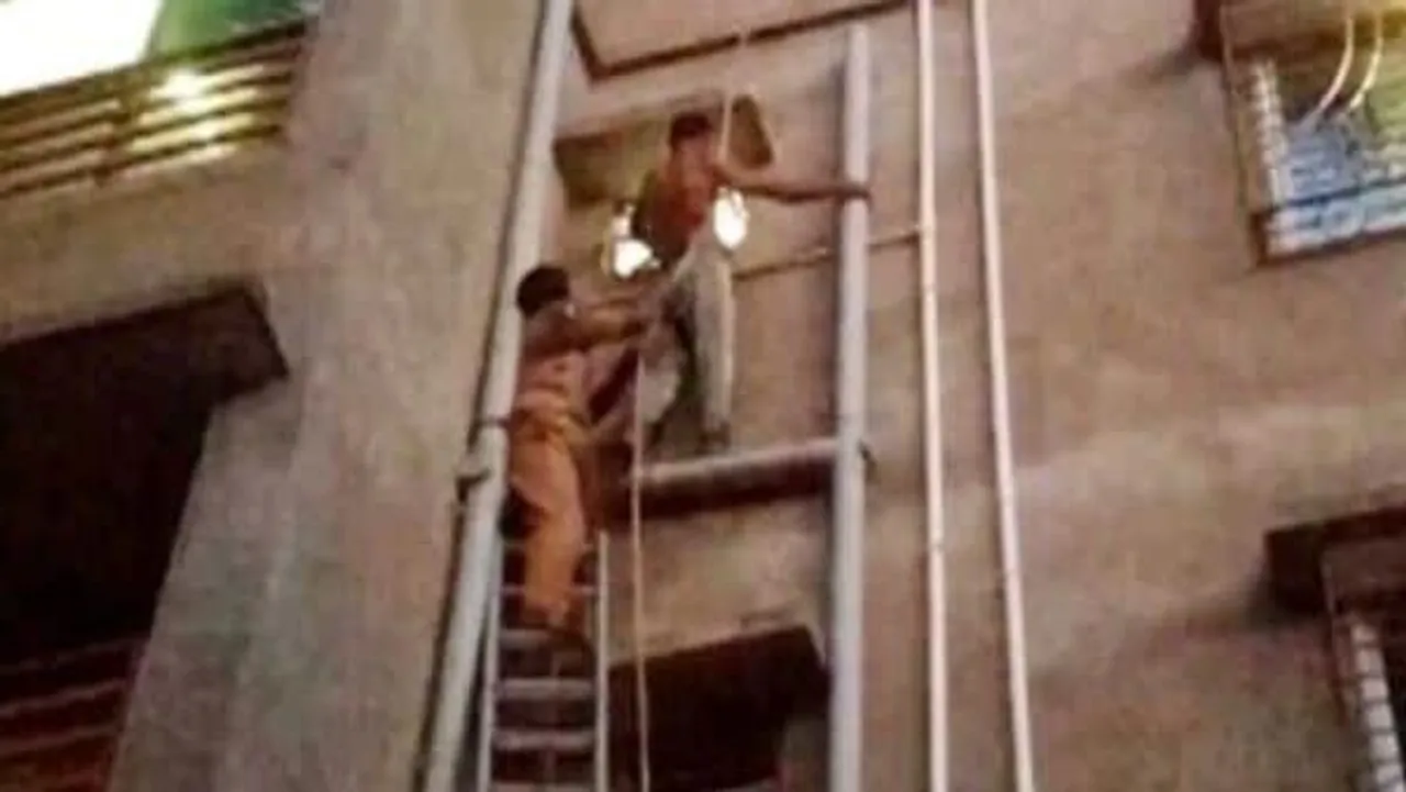 অভিমানে ৪ তলার কার্নিশে উঠে গেলেন ব্যক্তি, ৩ ঘণ্টার চেষ্টায় উদ্ধার করল দমকল