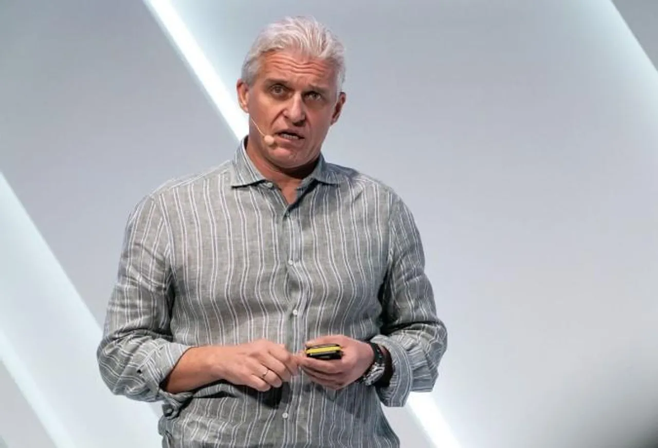 যুদ্ধের প্রতিবাদে রুশ ধনকুবের ছাড়লেন রাশিয়ার নাগরিকত্ব