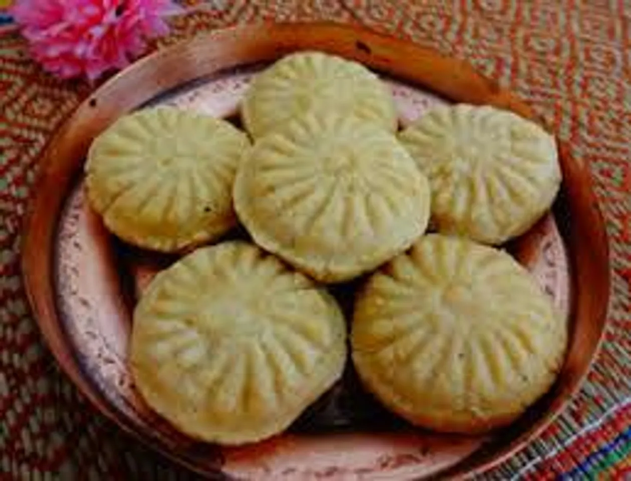 বিজয়ায় বাড়িতেই বানান ঐতিহ্যবাহী গুপো সন্দেশ