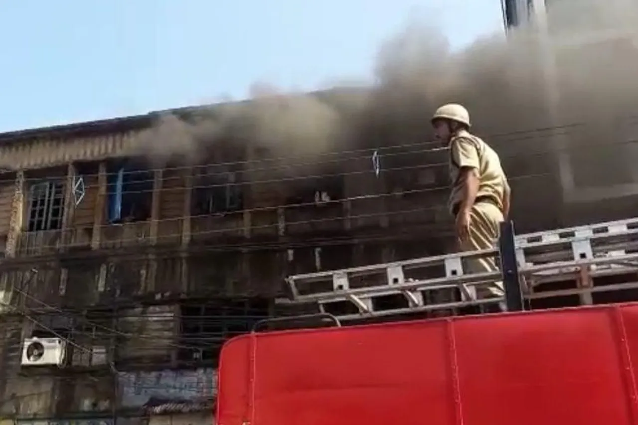 ডানলপে বিস্ফোরণের  বহুতলে আগুন