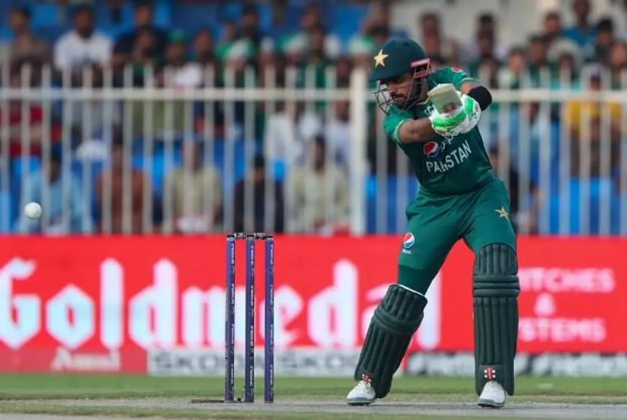 বল হাতে নিয়েই বাবরকে ফেরালেন রবি