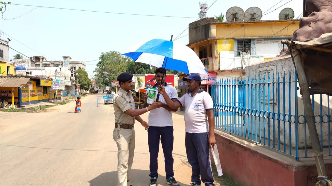 সিভিক ভলেন্টিয়ারদের পাশে দাঁড়াল সাঁকরাইল থানার ওসি