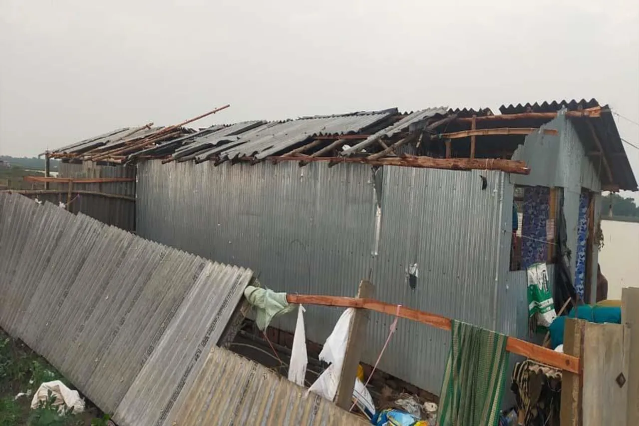 কয়েক মিনিটের কালবৈশাখী ঝড়ে লণ্ডভণ্ড সবং, বিদ্যুৎ বিচ্ছিন্ন একাধিক গ্রাম