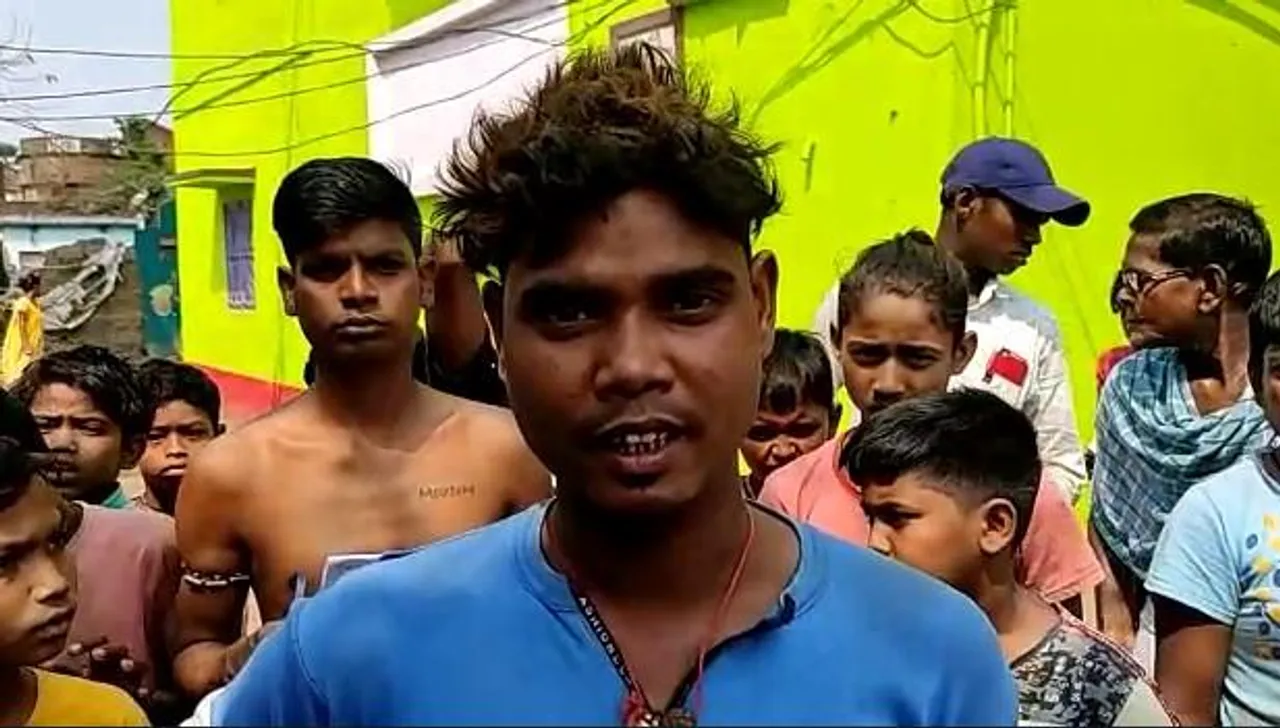 জলের ট্যাংক এবং রাস্তার সামগ্রী নিম্নমানের, পঞ্চায়েতের বাইরে বিক্ষোভ স্থানীয়দের