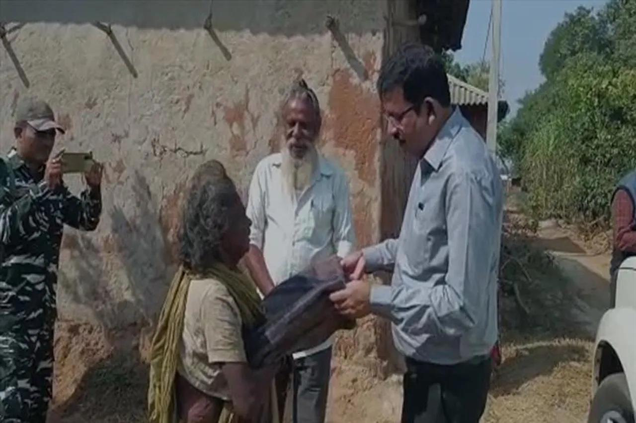 লোধা, শবর মহিলাদের হাতে শীত বস্ত্র তুলে দিলেন জেলাশাসক