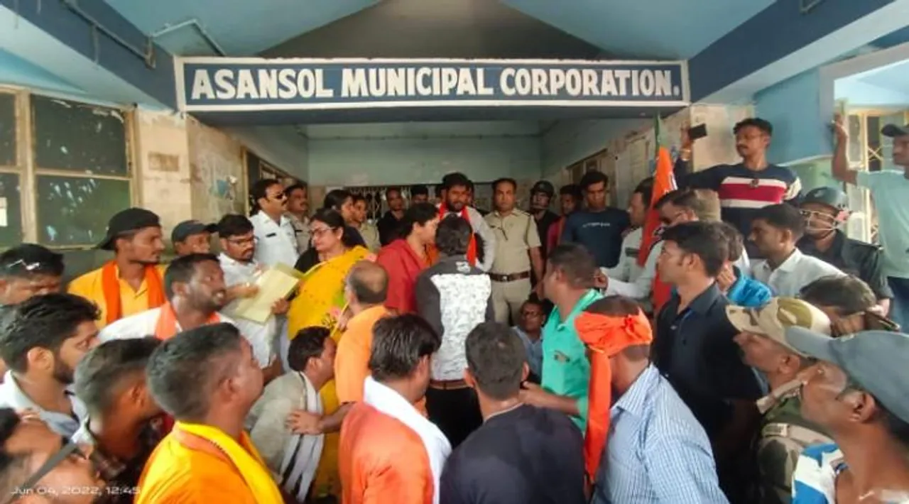পানীয় জলের দাবিতে কুলটি বরো কার্যালয়ে আসানসোল জেলা বিজেপির ডেপুটেশন