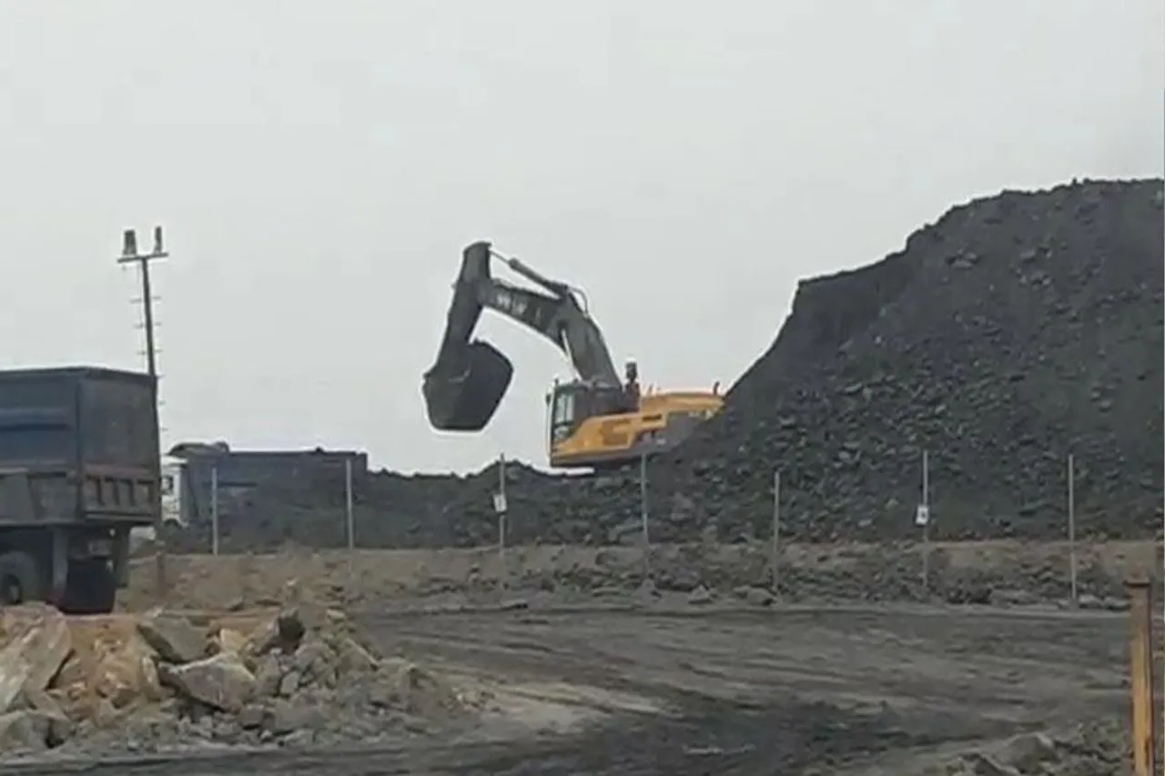 খোলামুখ খনি ঘিরে দুশ্চিন্তায় গ্রাম