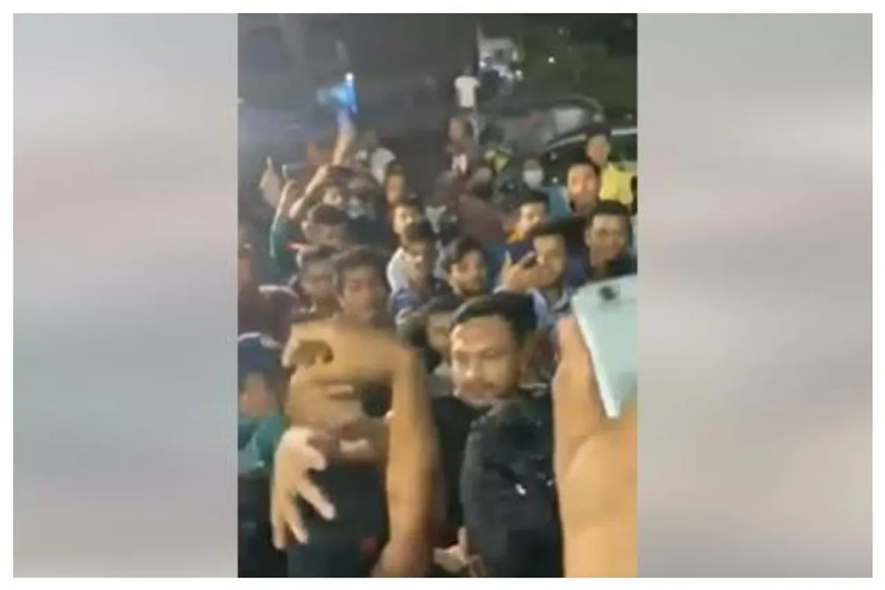 ভিডিওঃ মেজাজ হারালেন সাকিব, সবার সামনে পেটালেন ভক্তকে