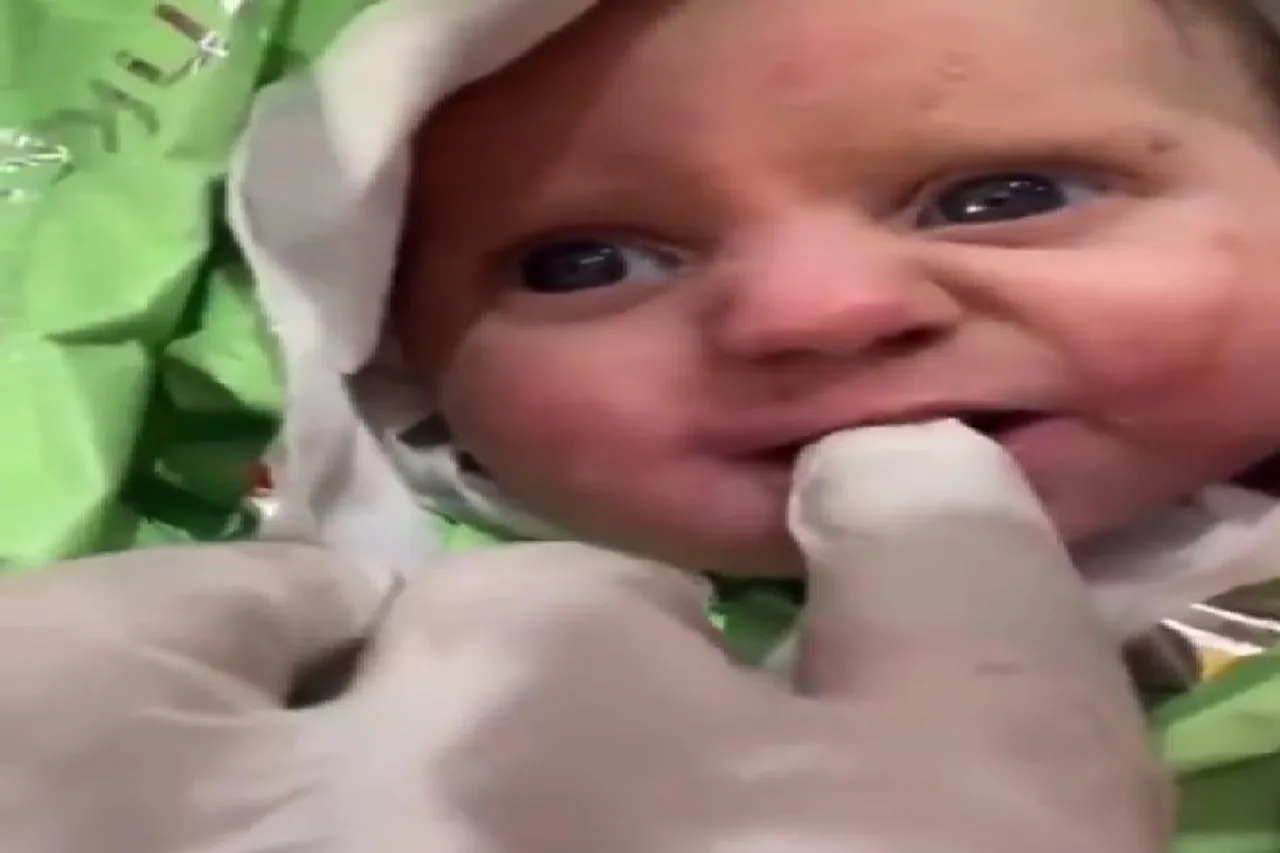 ১২০ ঘণ্টা পর ধ্বংসস্তূপের নিচ থেকে উদ্ধার করা হয়েছে ২ মাসের শিশুকে, দেখুন ভিডিও