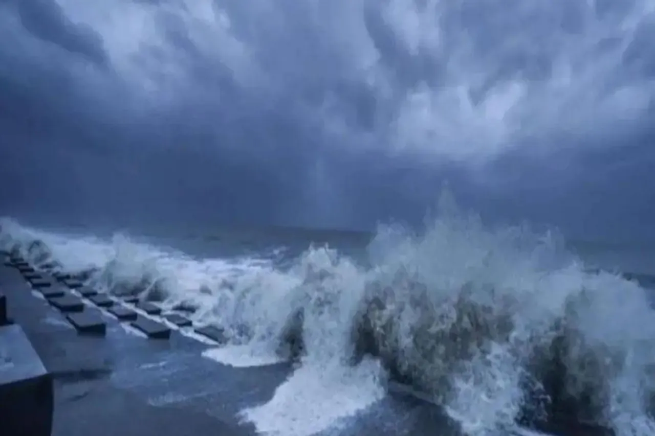 তীব্র গতিতে ধেয়ে আসছে সাইক্লোন, তৈরি NDRF