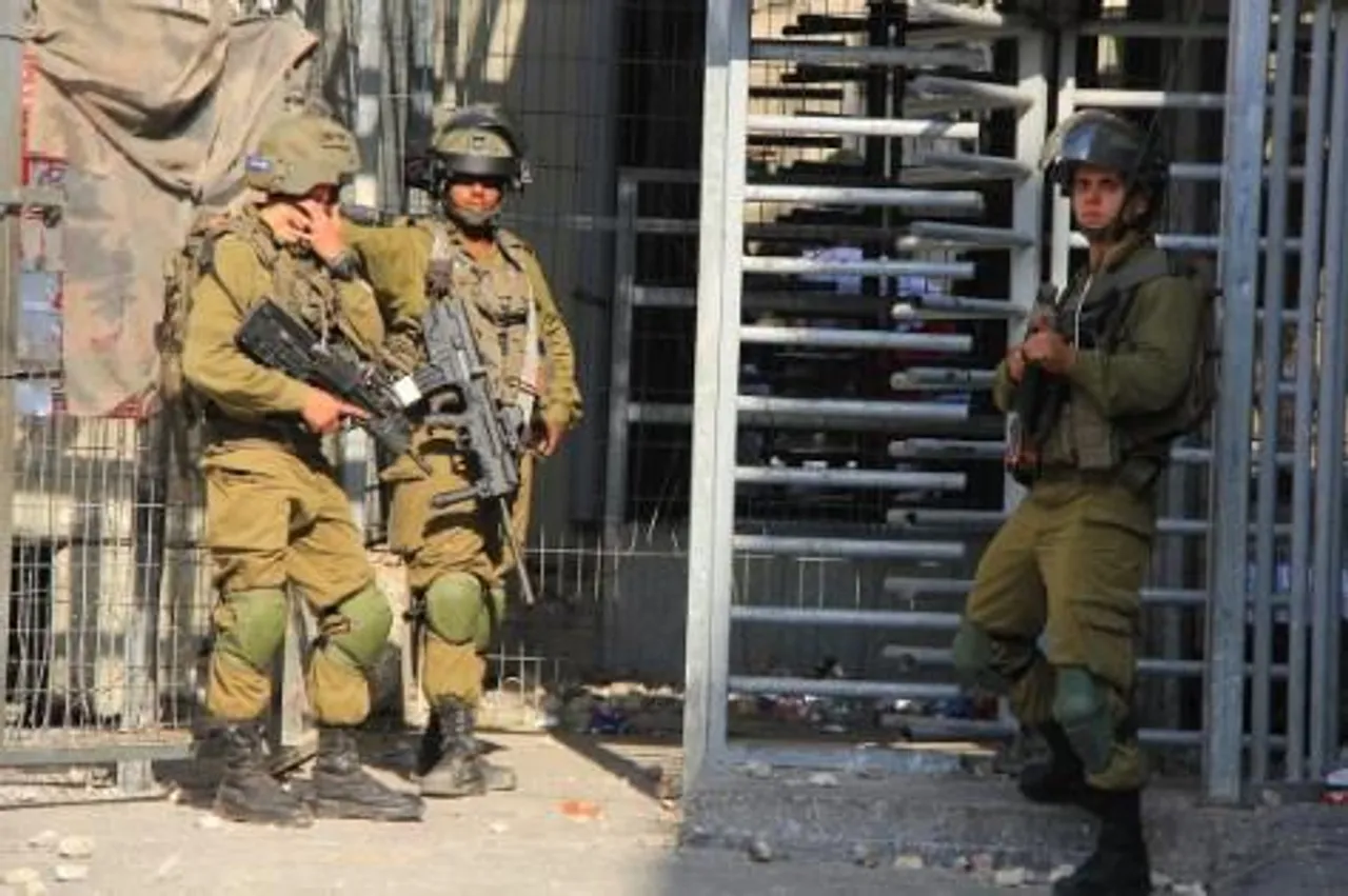 পশ্চিম তীরে ফিলিস্তিনিদের ওপর হামলাকারী ইসরায়েলি সৈন্য কারাগারে