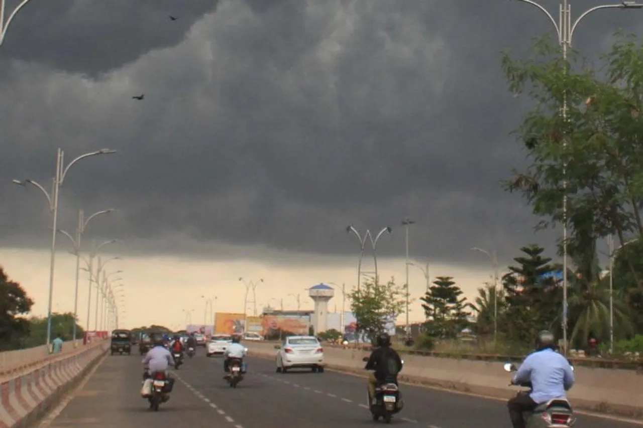 ভারী থেকে অতিভারী বৃষ্টির আশঙ্কায় জারি লাল সতর্কতা