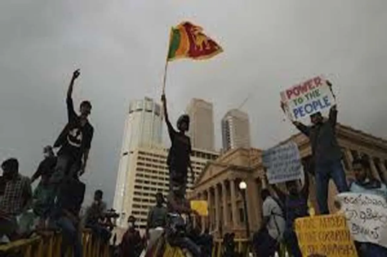 বিক্ষোভের মাঝেই মানবিকতার পরিচয় শ্রীলঙ্কাবাসীদের