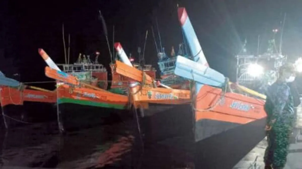 একাধিক মৎস্যজীবীসহ ট্রলার আটক বাংলাদেশে