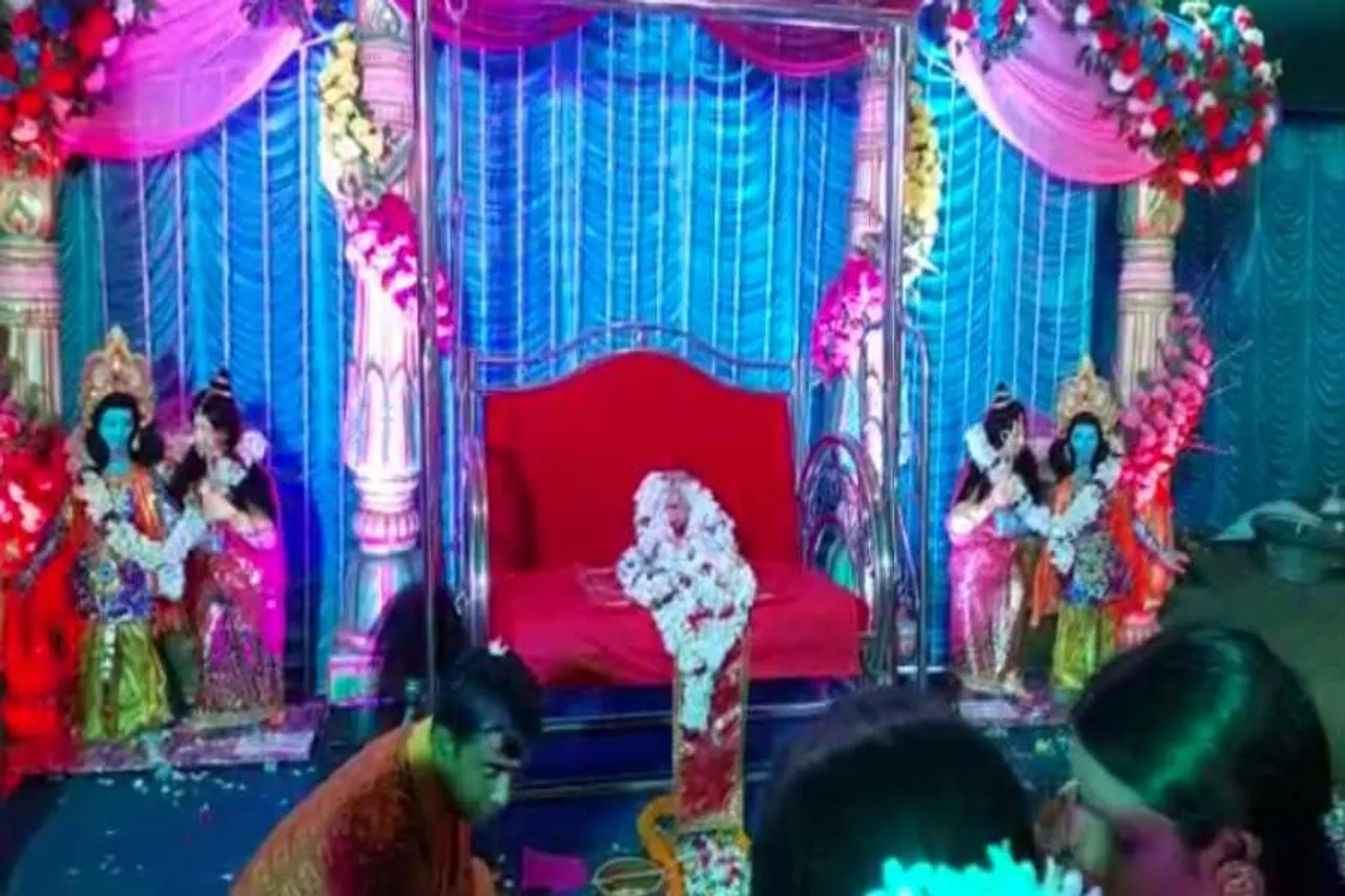 জমে উঠেছে ডেবরার হুই পরিবারের ৩২৮ বছরের রাস উৎসব