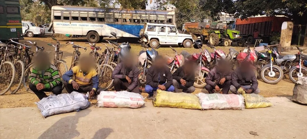৬ বস্তা কয়লা সহ গ্রেফতার ৭ পাচারকারী