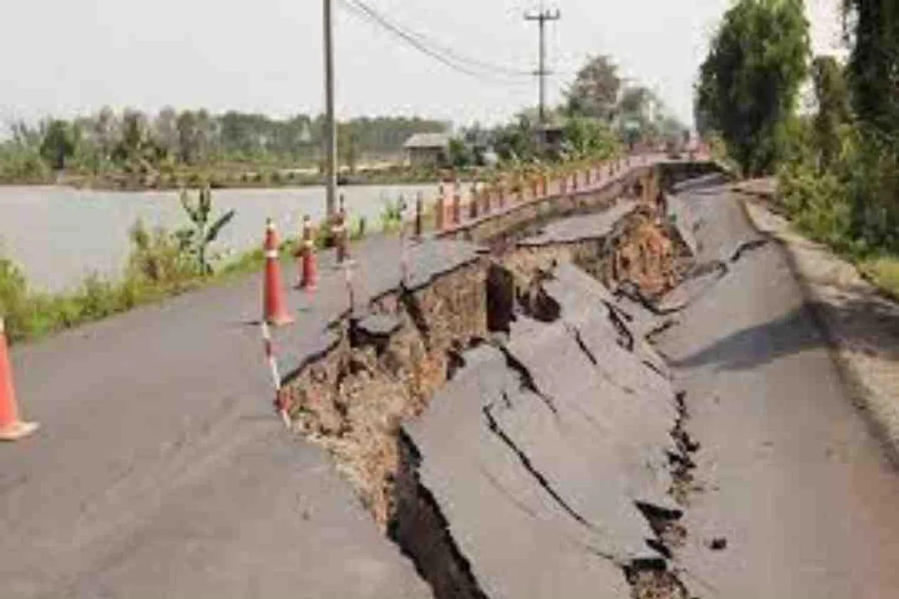 ভূমিকম্পের ফলে ভাগ হয়ে যাচ্ছে রাস্তা, দেখুন ভয়াবহ ভিডিও