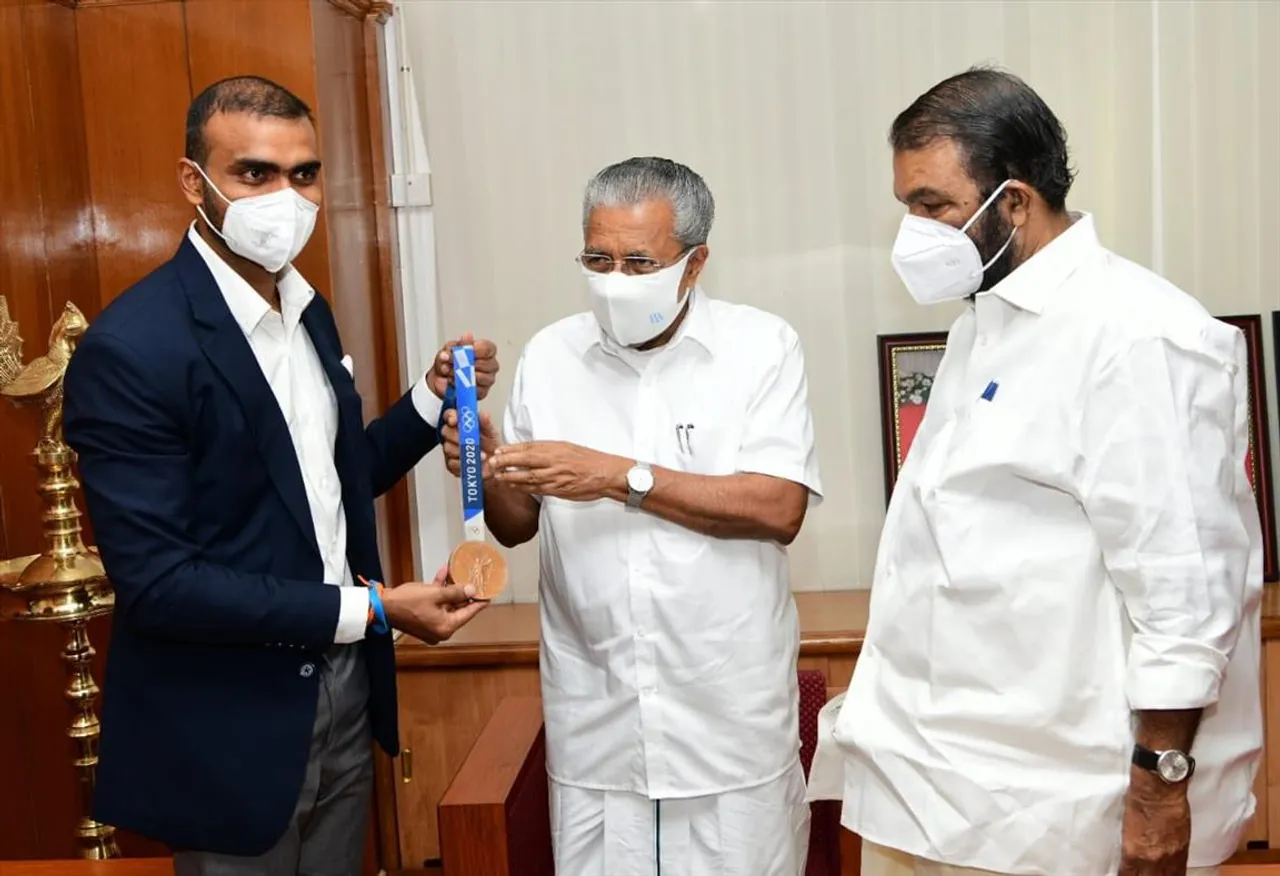 পিনারাই বিজয়নের সঙ্গে দেখা করলেন পি আর সৃজেশ